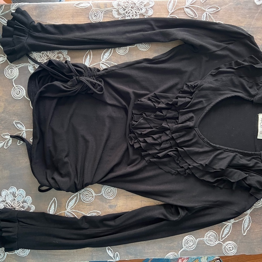 Ruffles SZ M, Arden B Back Rruffle and Ruched Blouse. 90% rayon 10% spandex. - Picture 6 of 9